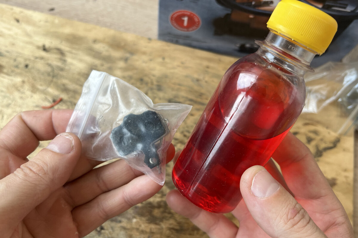 Минеральное масло, которым пропитались колодки, так как пакет был закрыт не плотно.