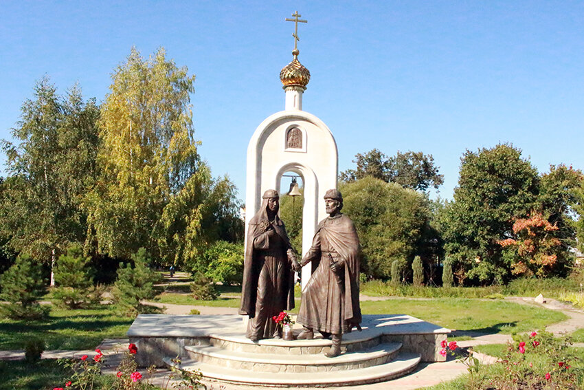 Памятники святым. Памятник Петру и Февронии в Дмитрове. Памятник святым Петру и Февронии Дмитров. Памятник Петру и Февронии в Заречном Свердловской области. Памятники св. Петру и Февронии в Ижевске.