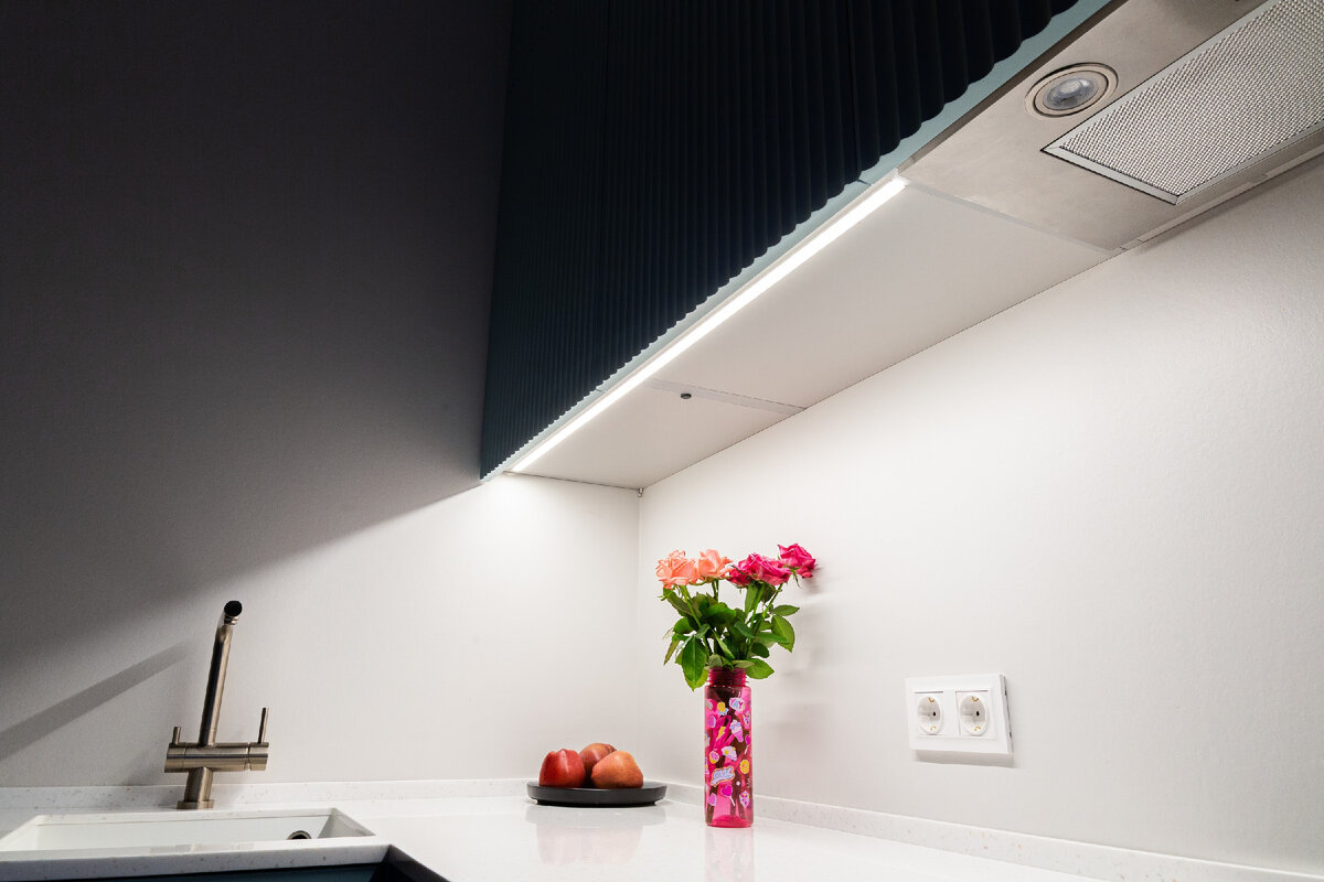 Степень освещенности рабочего пространства кухни влияет не только на зрение.

Количество и температура света оказывает влияние на работоспособность, самочувствие, настроение и даже иммунитет.