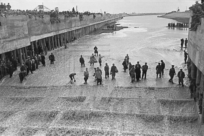 На стройке трудились плечом к плечу крестьяне, заключенные, военнопленные и депортированные. /Фото: i1.wp.com