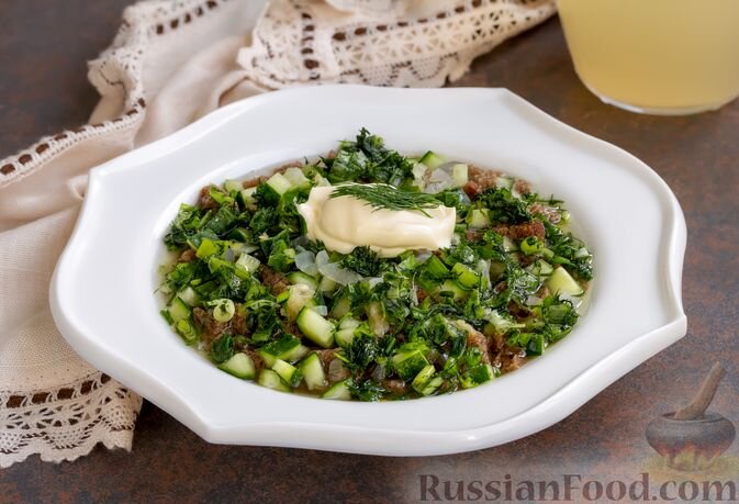 хлеб бородинский, огурцы, лук репчатый, чеснок, лук зелёный, зелень укропа, соль, сахар, сметана, масло растительное, квас