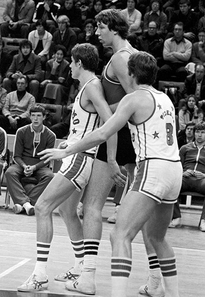 Александр Сизоненко (в центре) и игроки «Динамо» Владимир Жигилий (слева) и Владимир Фесенко
Фото: Игорь Уткин / ТАСС