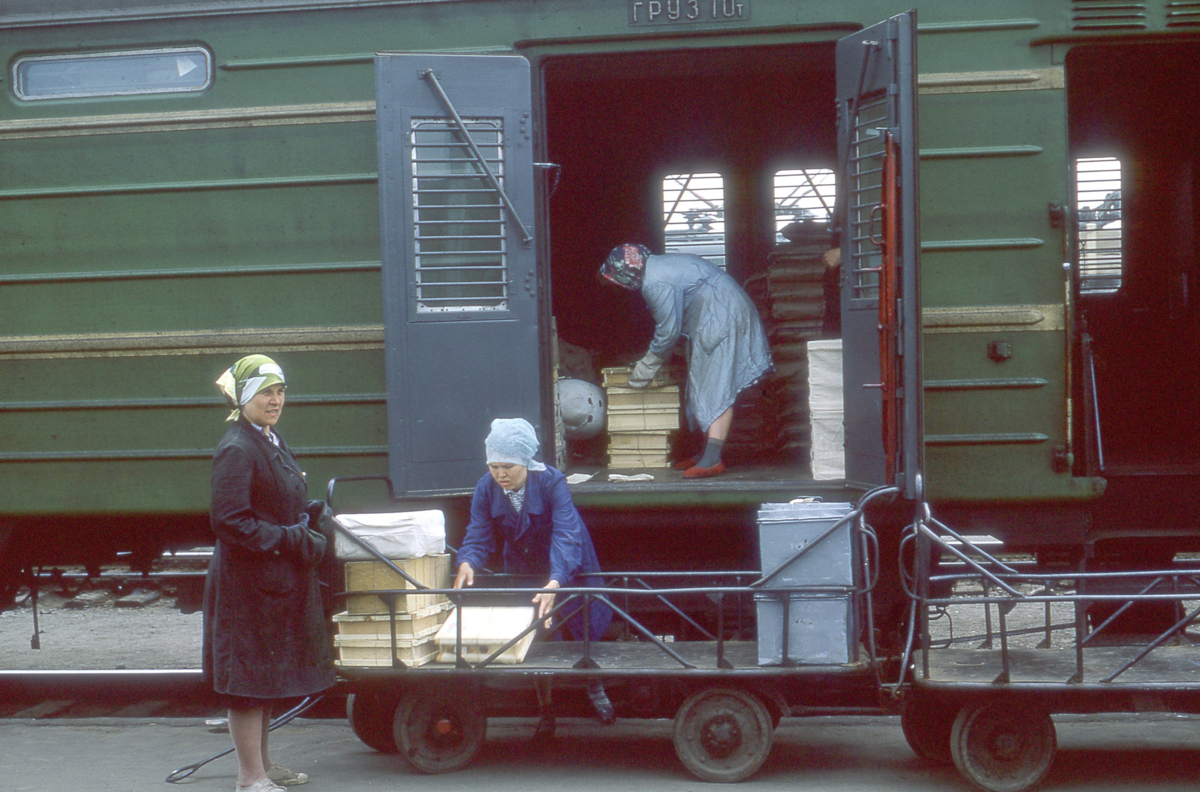 Посылка по железной дороге. Багажный вагон СССР. Вагон электрички 70 годов СССР. Почтовый вагон СССР. Погрузка в багажный вагон.