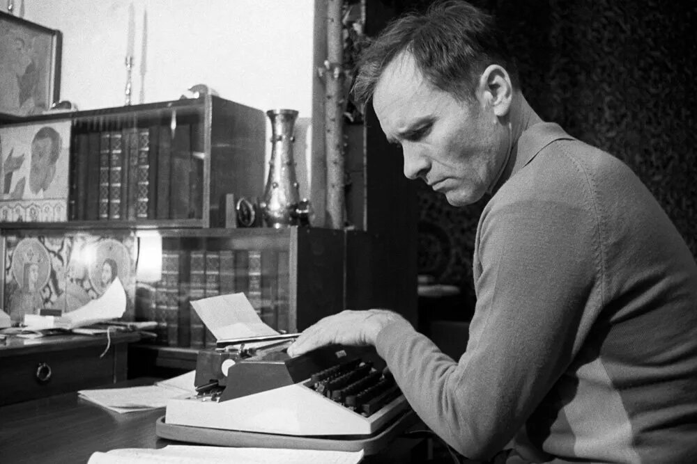 Василий Макарович Шукшин за работой. Источник: rg.ru