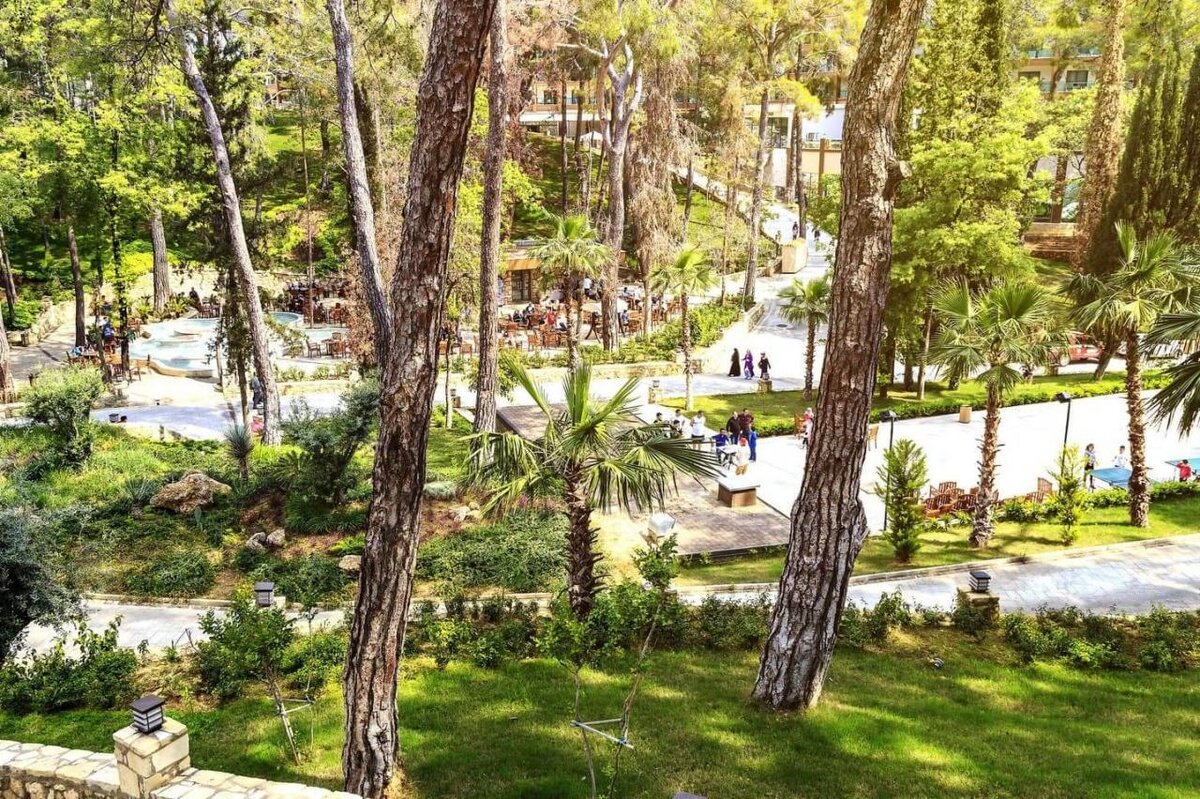 Согласитесь, "городской пейзаж" в Авсаларе, привлекательнее "вида строго на море".