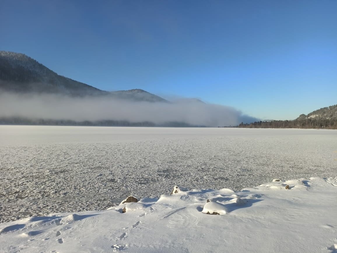 Замерзшее озеро Аракуль Нарын