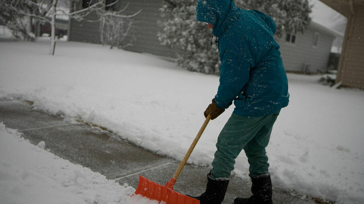     В краевом Минтрансе опровергли информацию о переброске снегоуборочной техники из Ставрополья в Антрацит.
