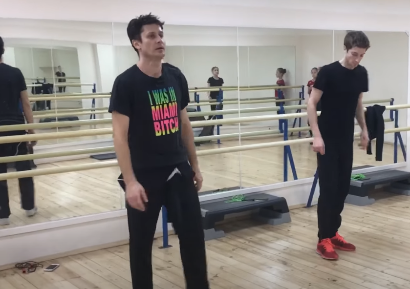 Алексей Железняков и Морис Квителашвили во время тренировки. Источник фото: YouTube канал Moris KVIT