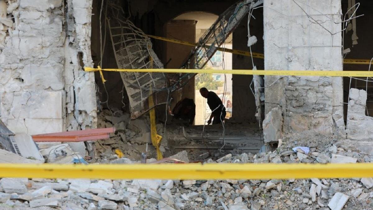    Разрушения после ракетных ударов в Дамаске:Louai Beshara/AFP/Getty Images