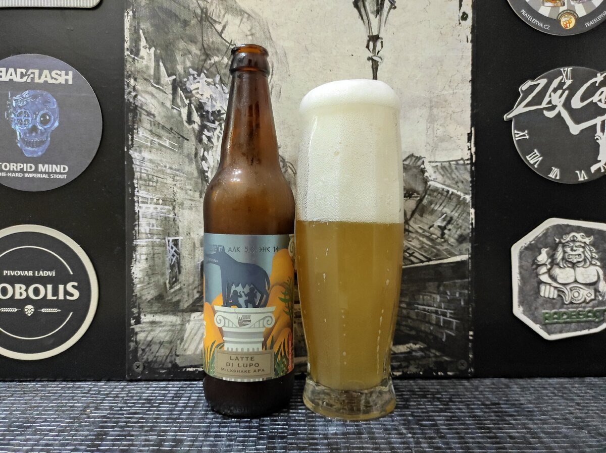 Latte Di Lupo в бокале Krušovice