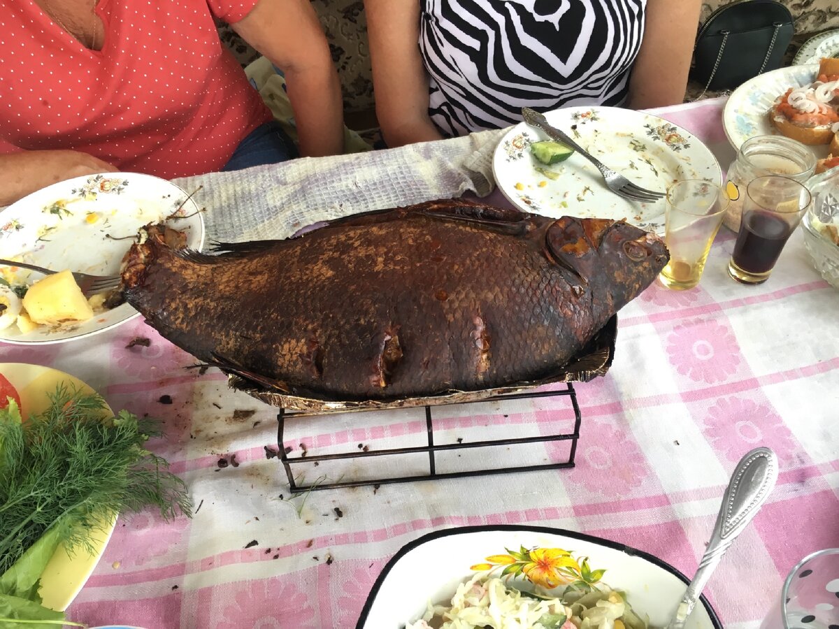 Попробовал закоптить леща в казане с древесными опилками, как же это вкусно  получилось | Здесь интересно | Дзен