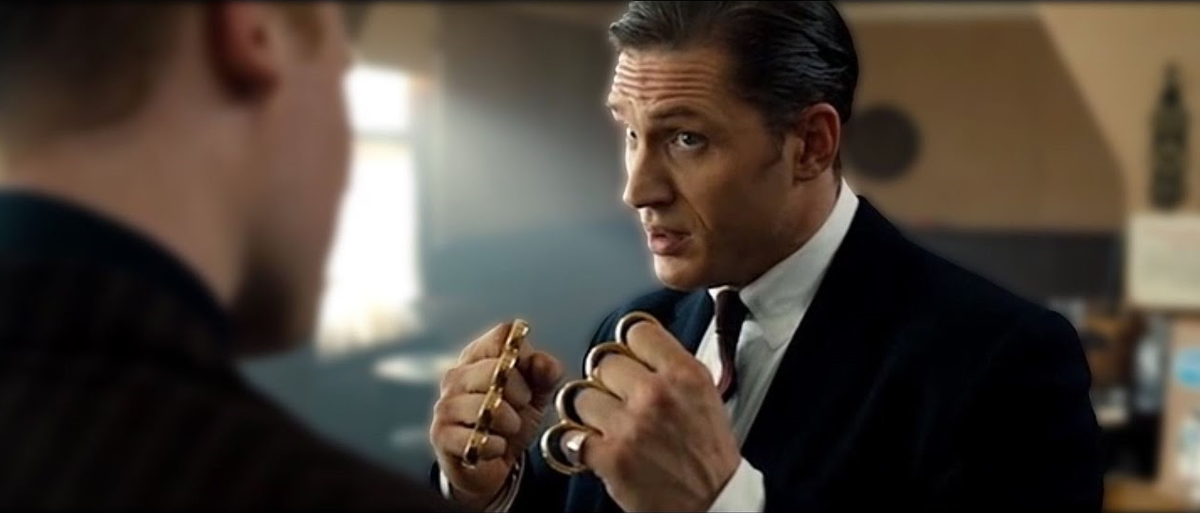 Кадр из фильма "Легенда" (2015)