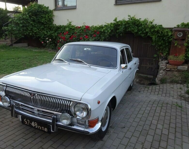 Для машины характерны большие размеры, длинный капот и широкая база. 