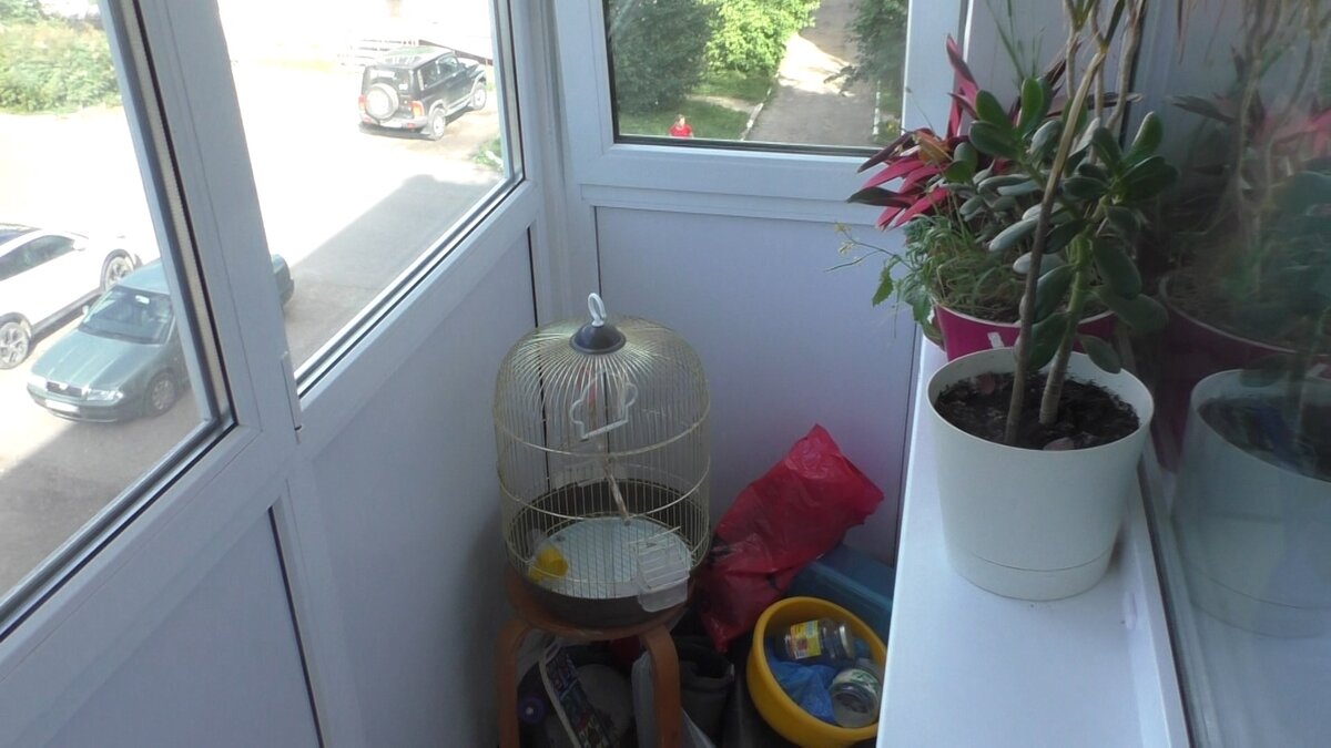 Постоянно, что то валяется на балконе