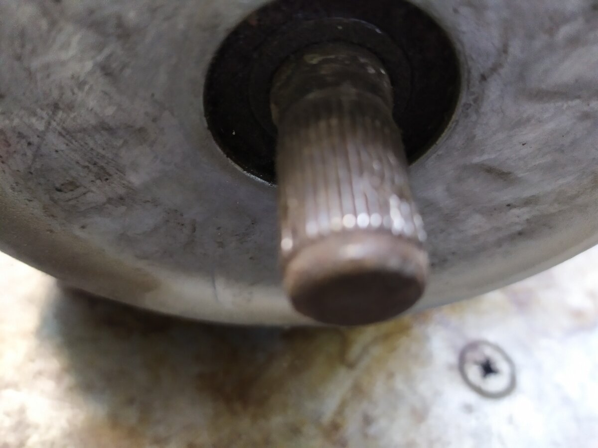 Заметно что шлицы вала немного изношенных