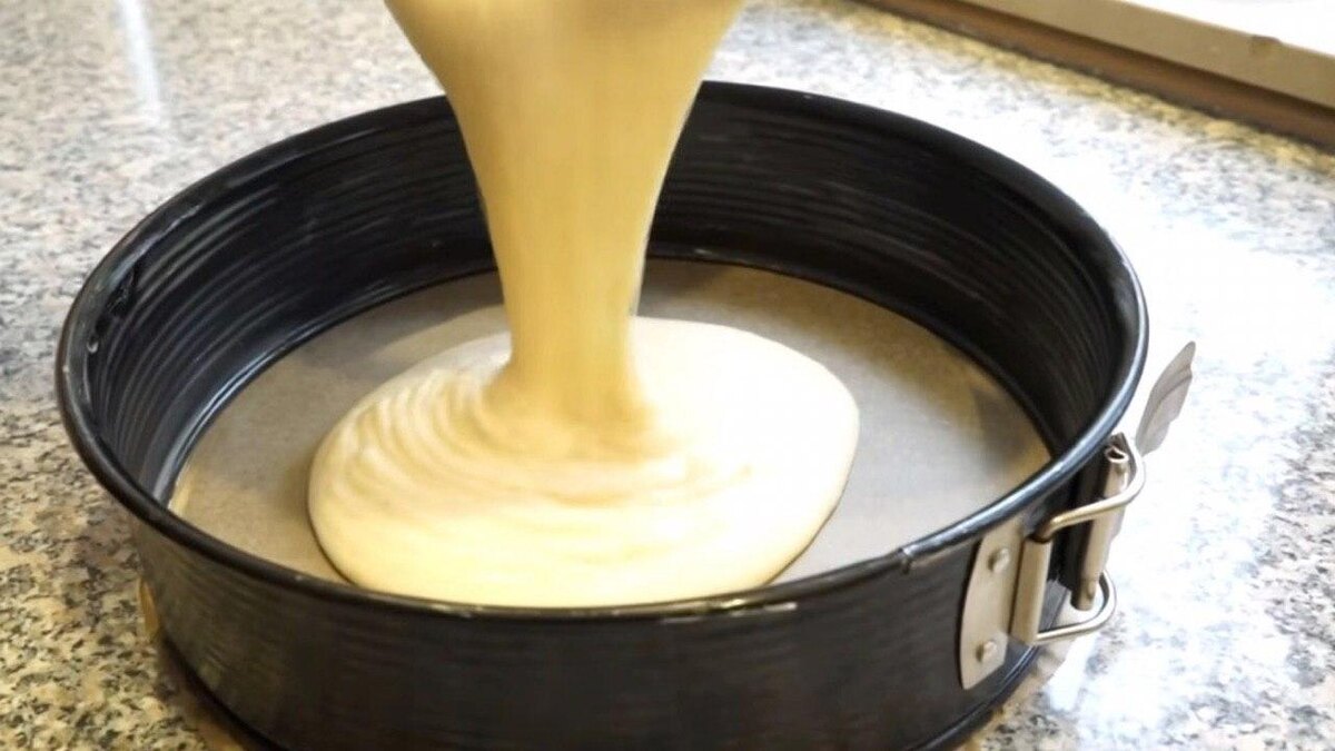 Вливаем тонкий слой теста