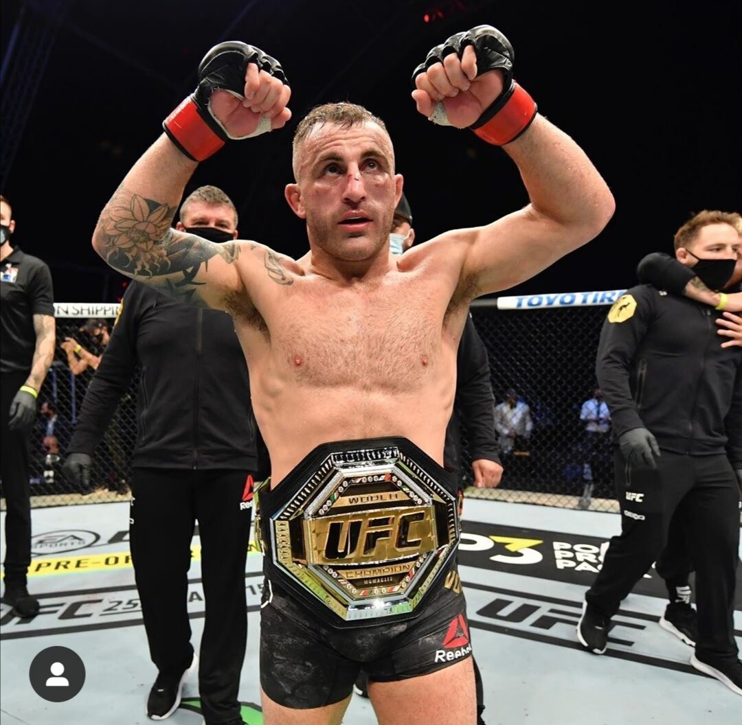Алекс Волконовски 🇦🇺 защитил титул чемпиона в полулегком весе.