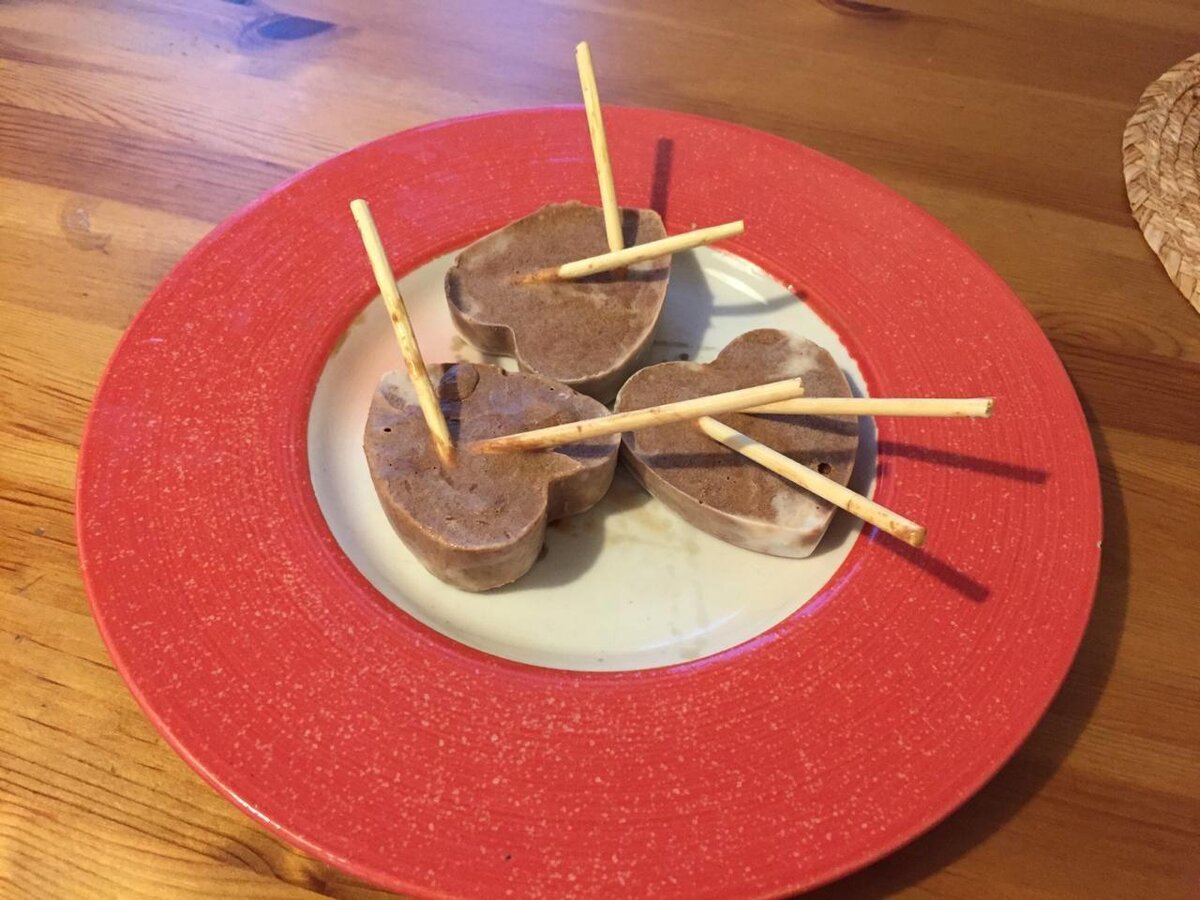 У нас была отдельная история с палочками. После заказа суши остались неиспользованные палочки. Мой сын Даниэль их распилил у себя в мастерской пополам, а потом они с папой зашкурили наждачной края. Так мы получили палочки-держатели мороженого