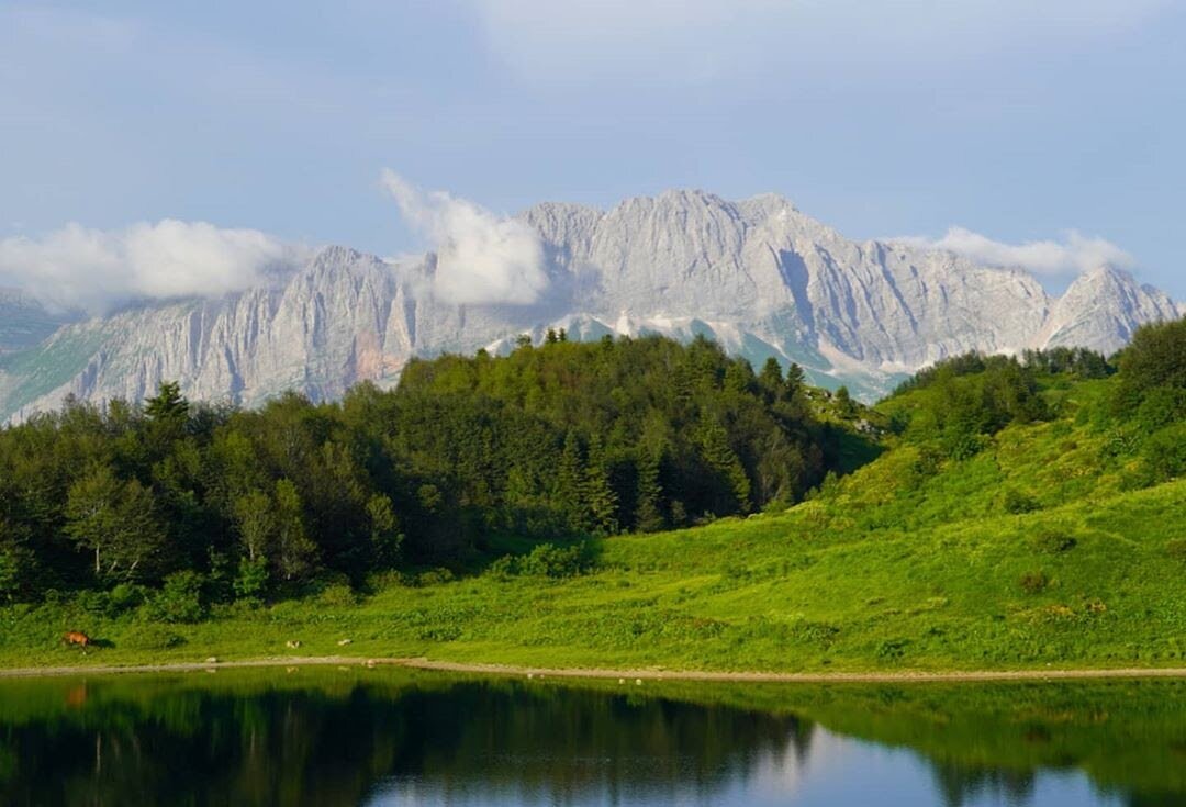 Озеро Хуко на фоне Фишта на границе Сочи и Адыгеи @anna_pivazi 