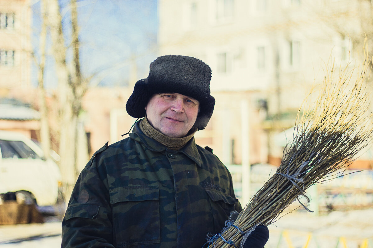 Фото дворника с метлой мужчина