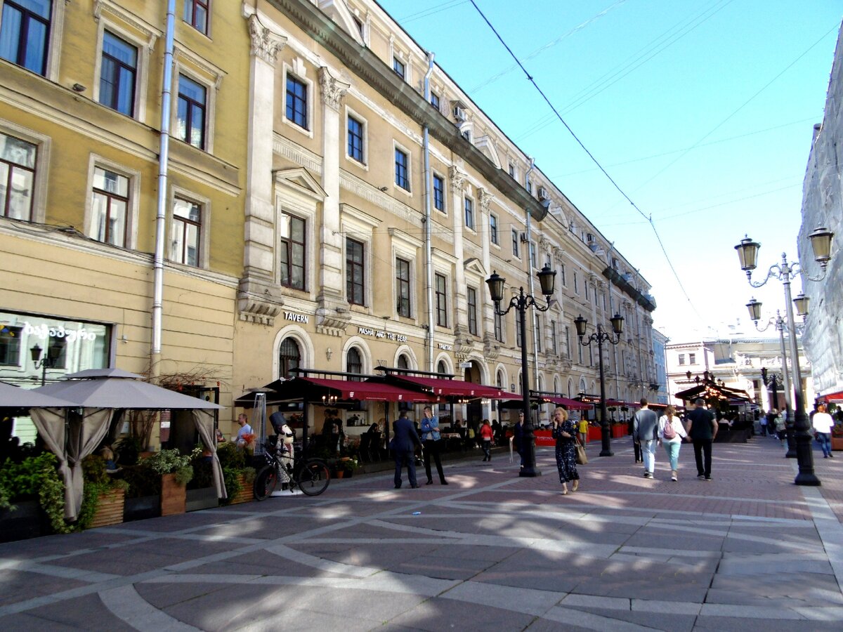 Летние кафе сами предлагают присесть рядом с красивой девушкой и угостить ее мороженым. Фото автора.