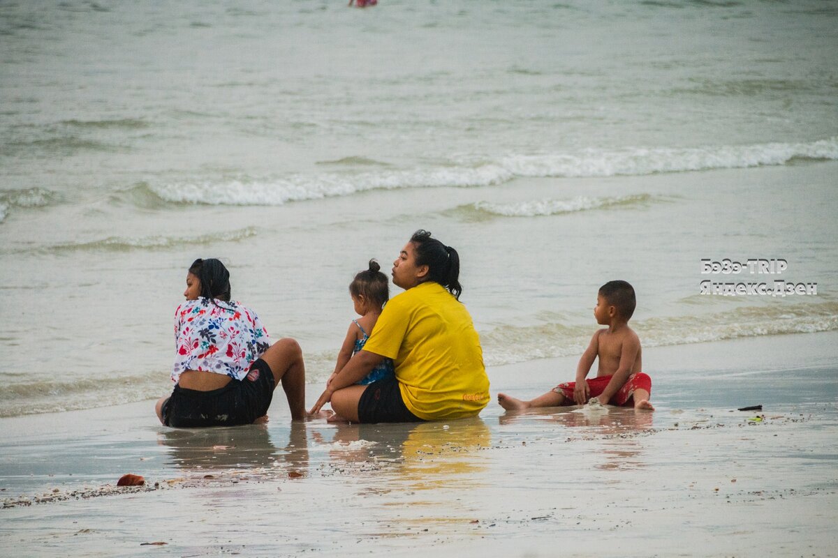 Люди спасаются от жары прямо в воде