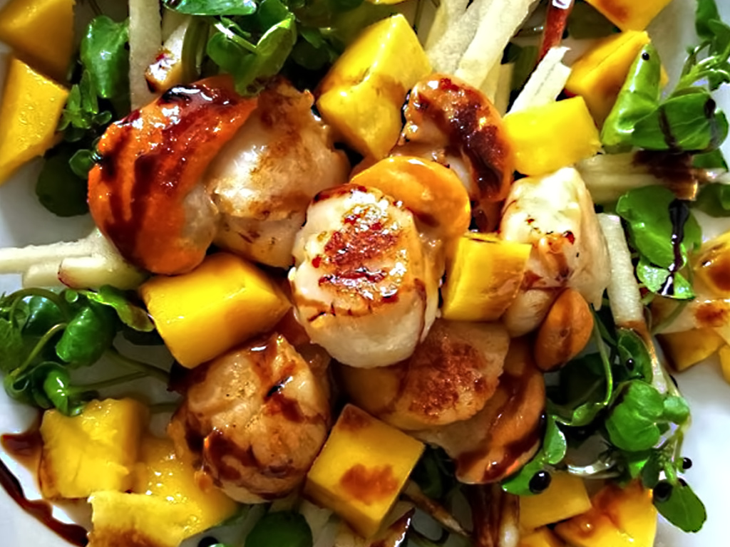 Севиче с гребешками и манго