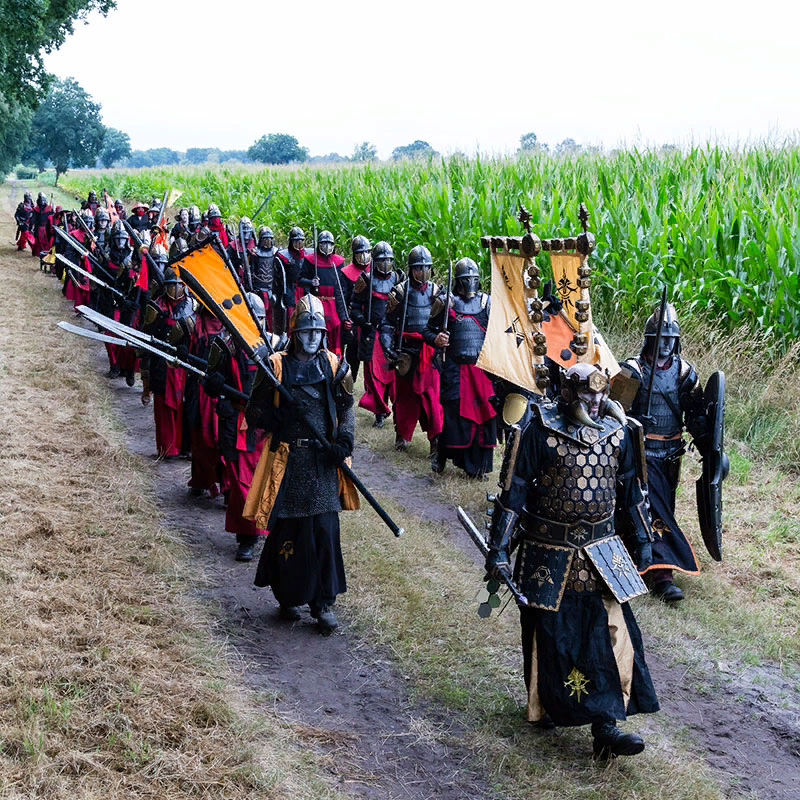  А вот на этом фото - немецкие ролевики. Хорошо идут, строем - немцы же ))