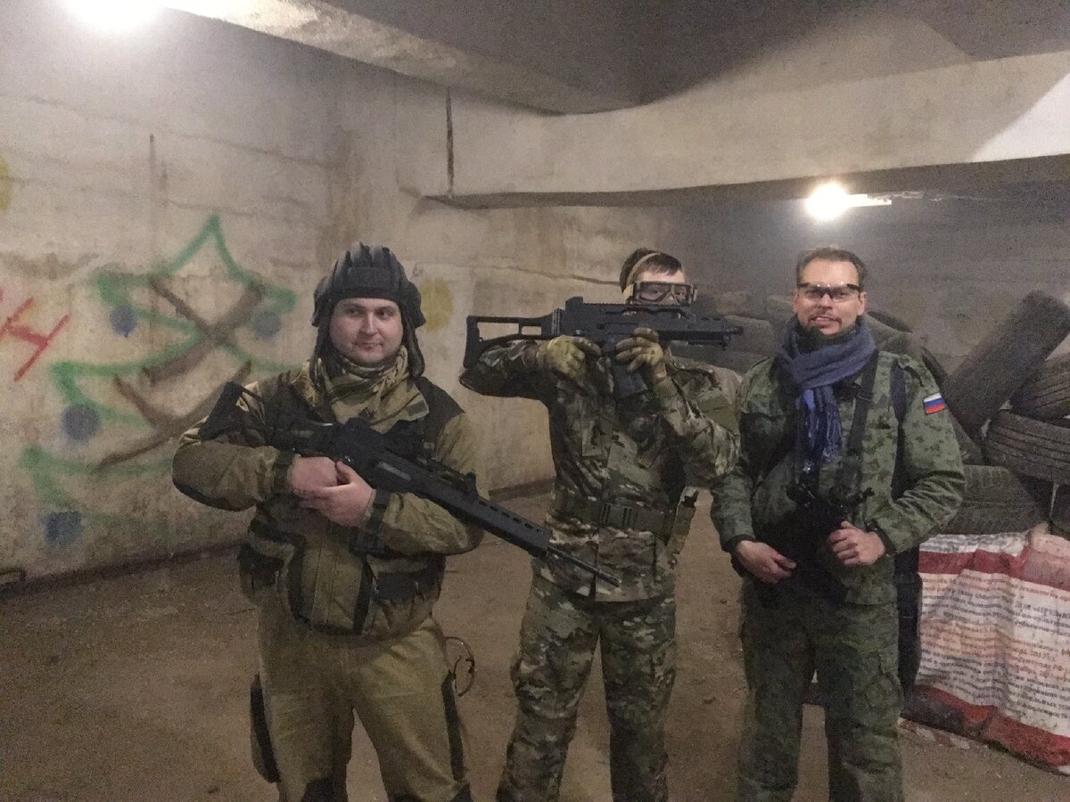 Спецотряд с юмором ))) Справа с АКСУ. Френч шарф помогает защитить морду лица и хорошо дышит. Ну и гламурненько ( только немой не постибался )