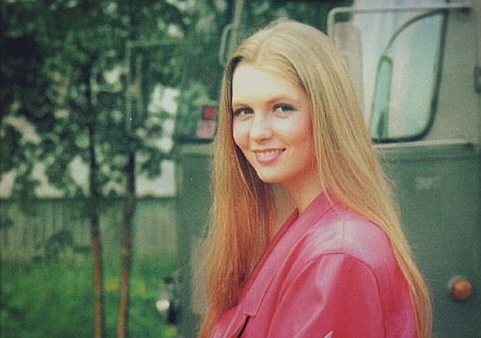 Ляля, соседка и коллега Тани Зайцевой. Кадр из фильма "Интердевочка". Источник фото - kino-teatr.ru 