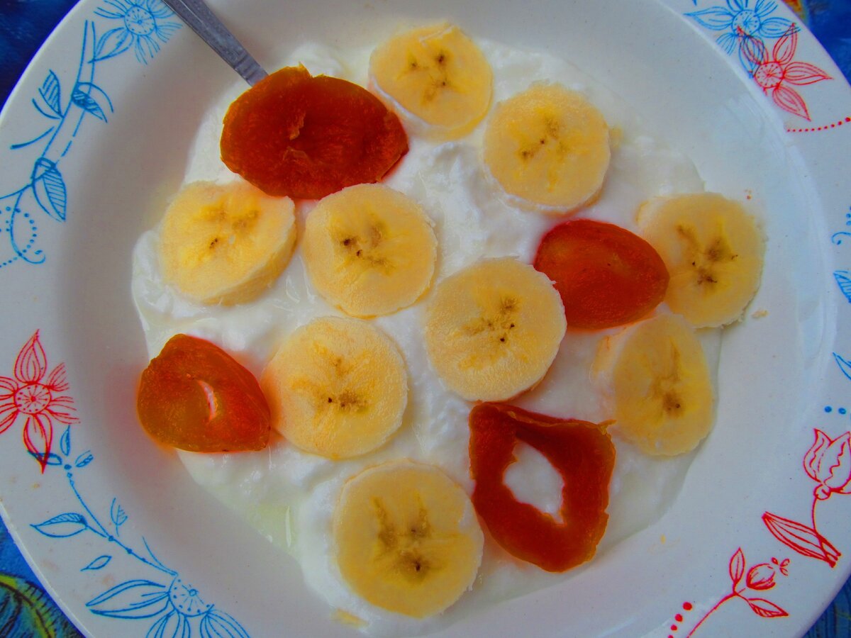 Йогурт с бананом и курагой. Можно сделать крупные кусочки фруктов самому!