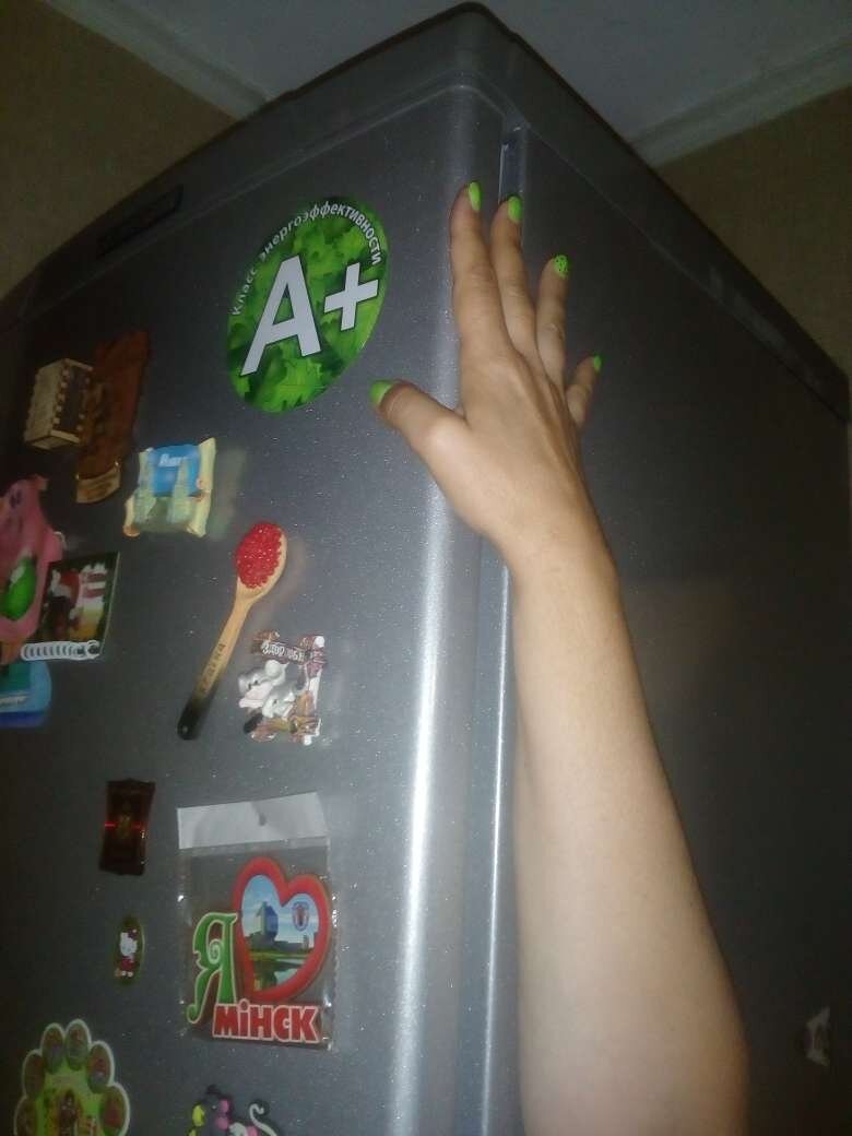 Со своим ростом 165 я не достаю до верха, высота холодильника вместе с ножками - 215 см.