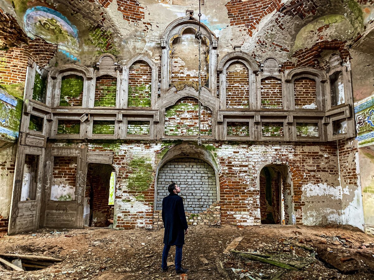 Глазницы опустевшего иконостаса...