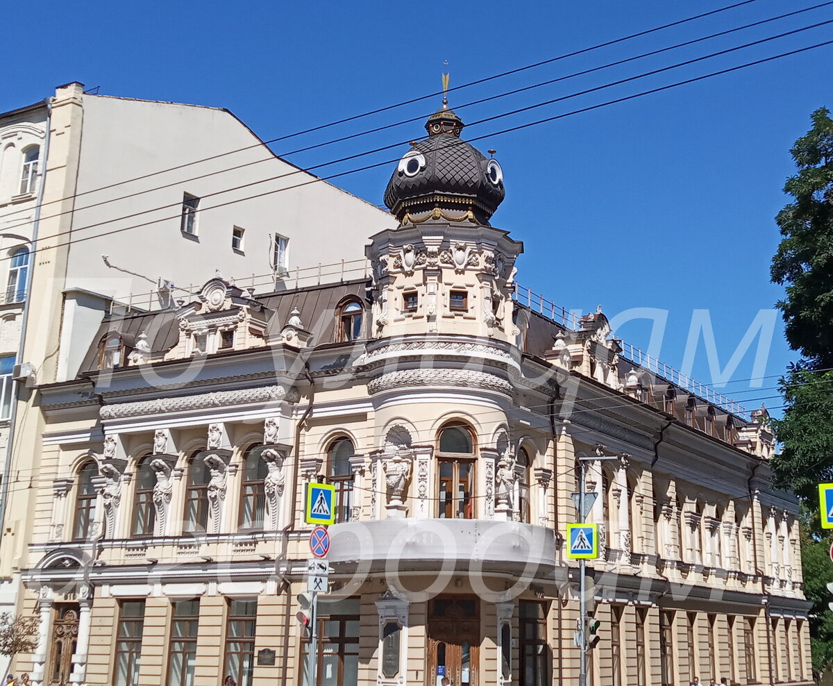 1. В этом здании сейчас находится банк.