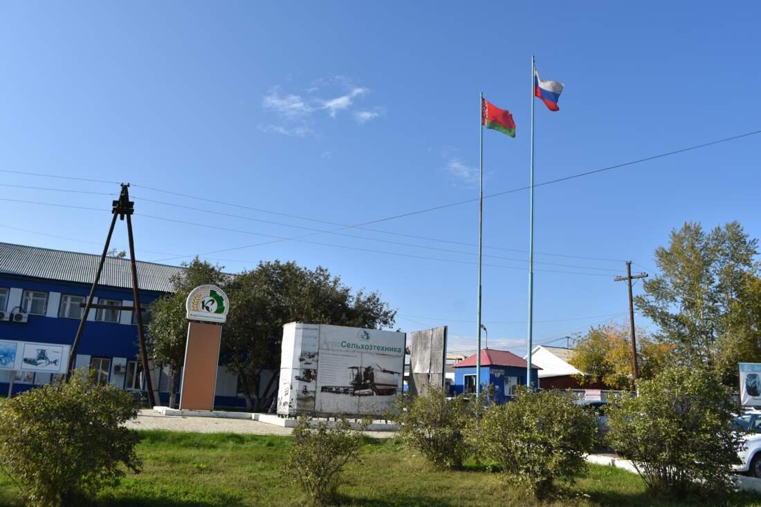 Два флага - России и Республики Беларусь - 16 лет веют у территории "АгроСельхозтехники". Фото Виктора Решетеня.