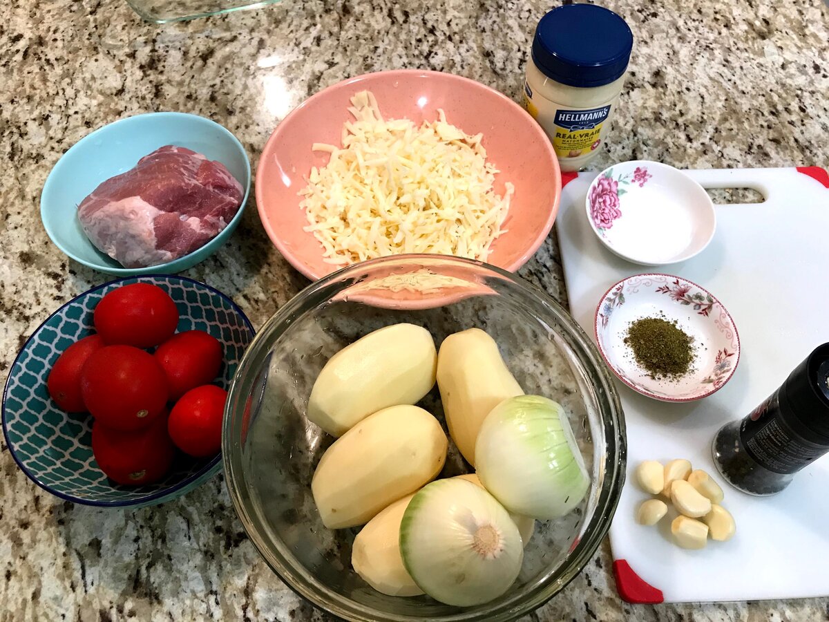 Сочная свинина с картошкой в духовке. Рецепт из детства