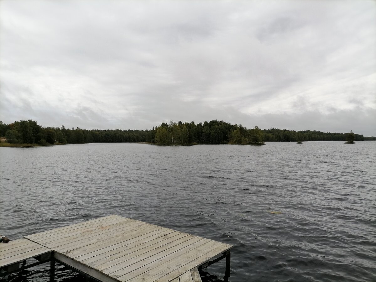 Озеро в посёлке. 