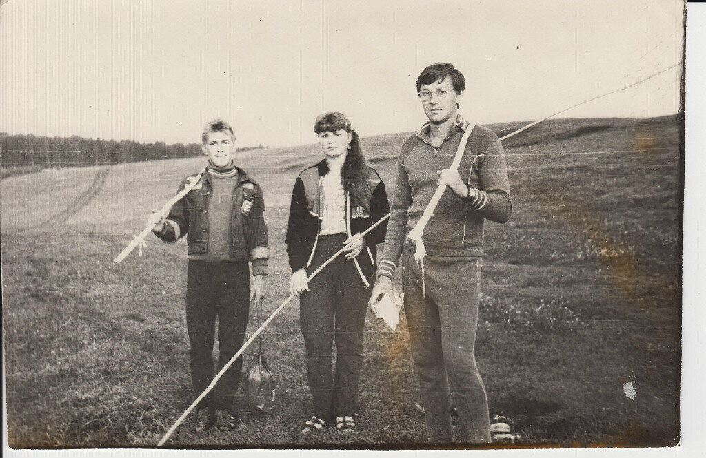 Это далекий 1983 год. В руках у нас те самые удочки, на конце видна тряпочка, ей приматывали крючок, что бы он не болтался и не цеплялся за одежду.  И вот этим "чудом" ловили практически все и всё. У нас они хоть ошкурены, а еще бывали удочки "на раз": на речке выломал прут, привязал снасть и готово, можно ловить. (В очках это я) 