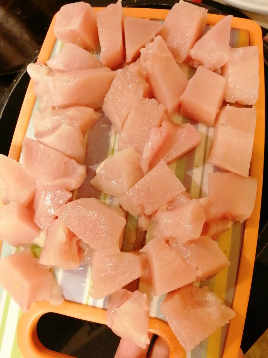 В разогретую сковороду опускаем по одному кусочки филе