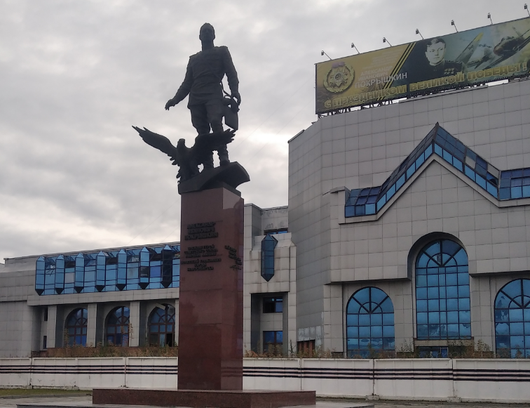 Нск покрышкина. Метро Маршала Покрышкина Новосибирск. Станция метро Покрышкина в Новосибирске. Памятник Покрышкину в Новосибирске. Памятник Покрышкину в Новосибирске на Маркса.