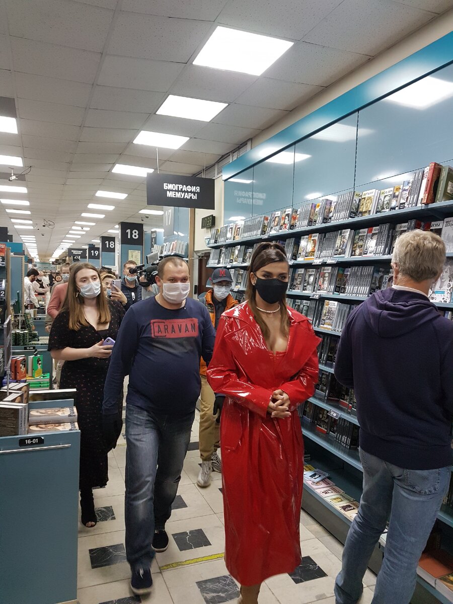 На презентацию своей книги в красной обложке артистка тоже пришла в красном.  Фото из Московского дома книги автора