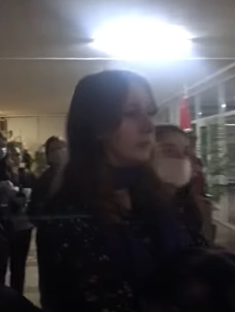 Студентка БГМУ смотрит растерянными глазами, и не может понять почему её не пускают в университет. 