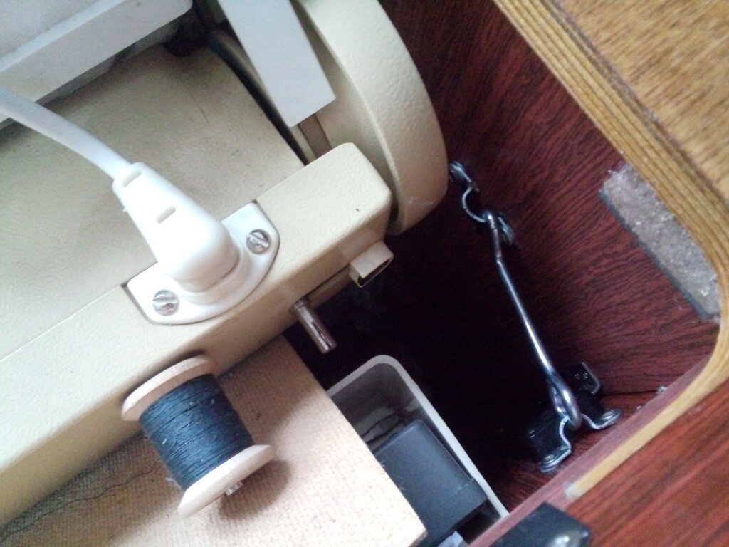 Поставил изнутри швейной машины обычный крючок