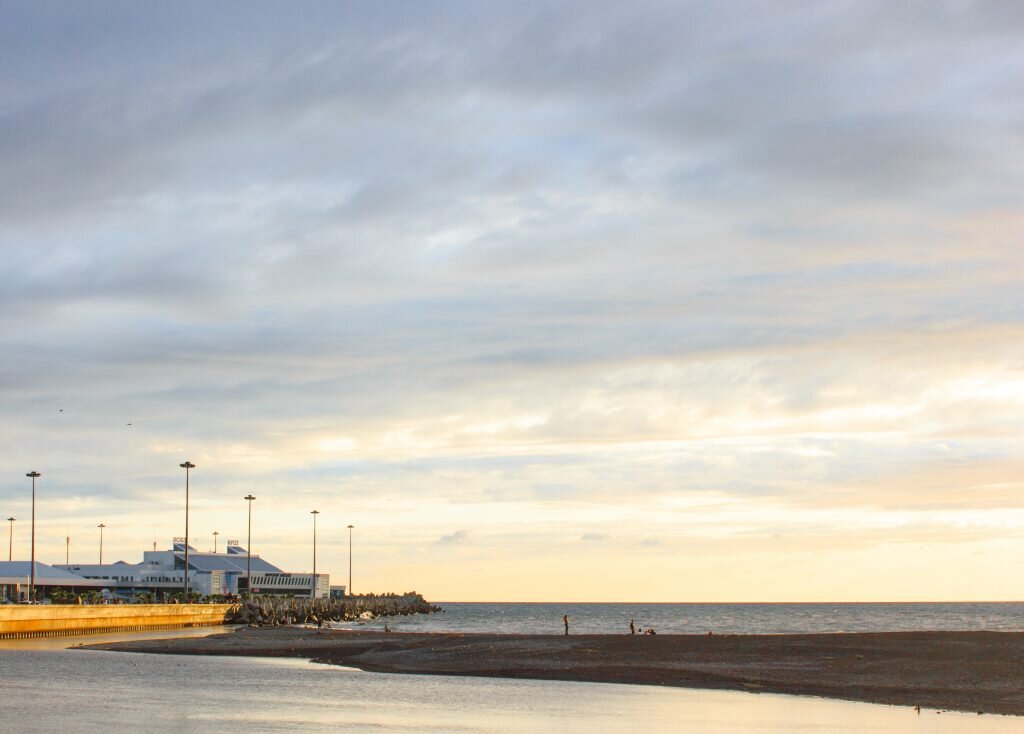 БЕРЕГ ЧЕРНОГО МОРЯ  