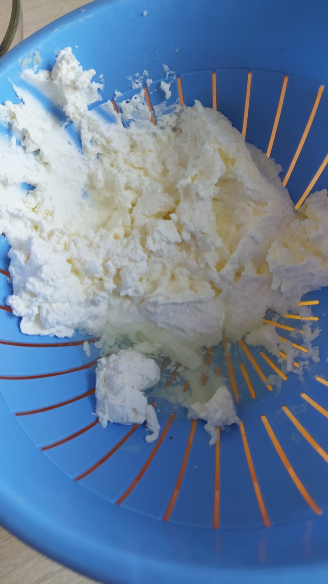 Я сделала ошибку, миска была маленькая и сыворотка все равно мочила мой сыр. 