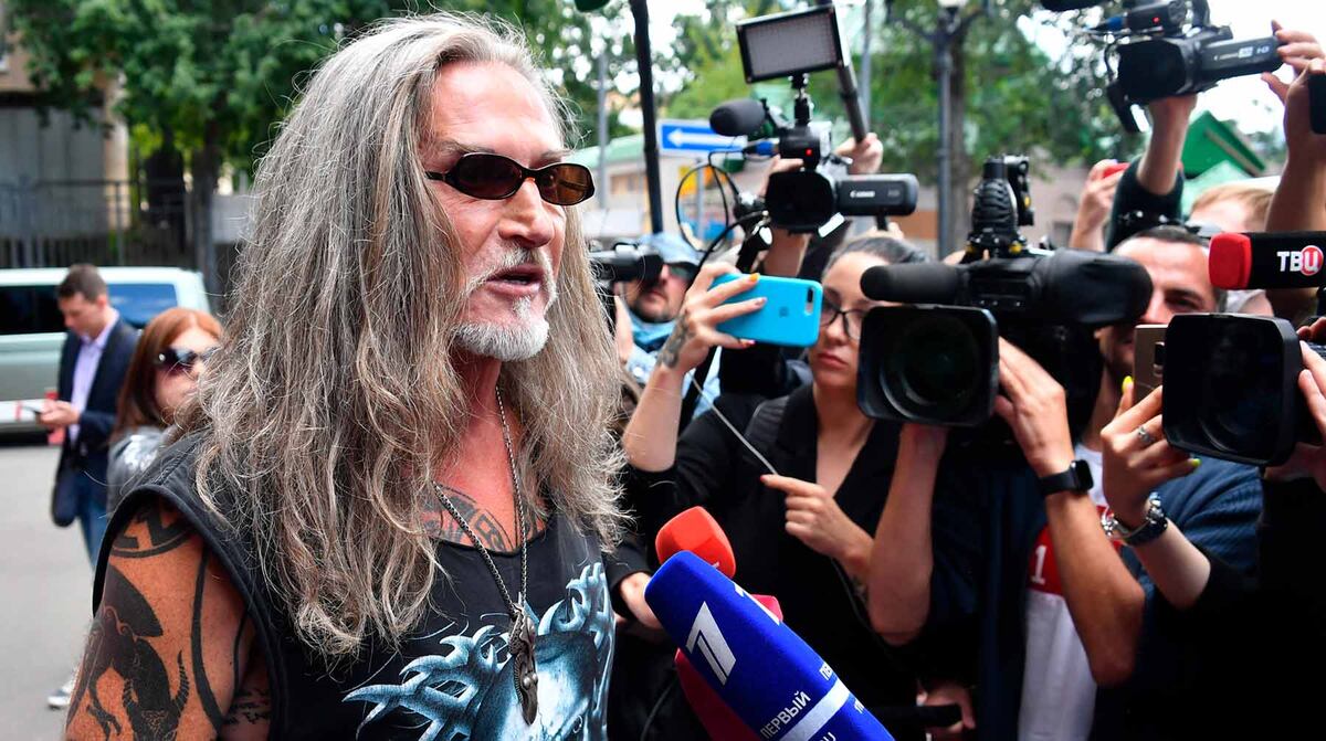 Никита Джигурда дает интервью журналистам возле здания суда, где проходил судебный процесс над Михаилом Ефремовым. Фото взято из Google Картинки