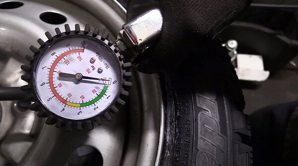 Накачиваем покрышку воздухом