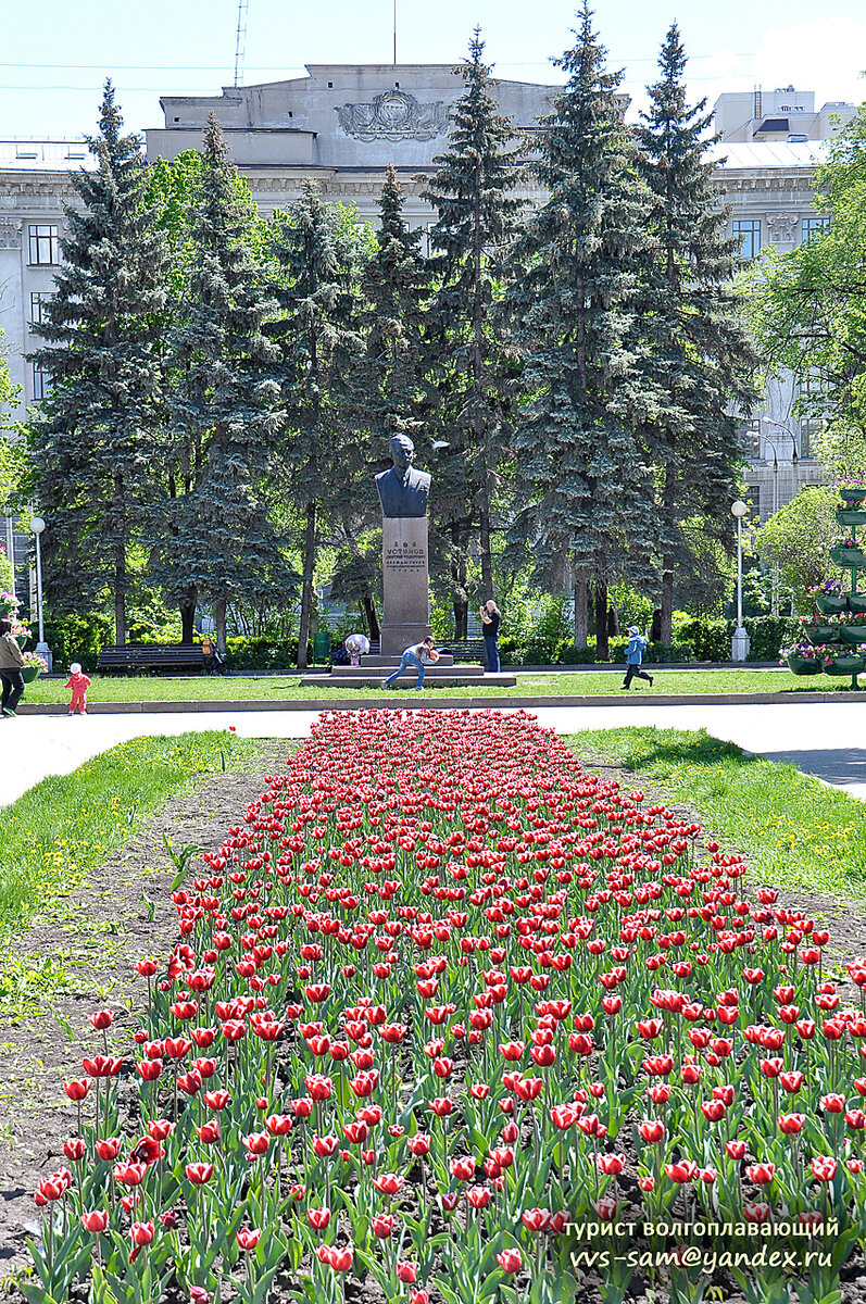Вид в противоположную сторону – на сквер имени Устинова, где в мае 1977 года был установлен бюст Дмитрия Фёдоровича (скульптор Л.Е.Кербель, архитектор Г.Г.Лебедев). Фото 17.05.2015.