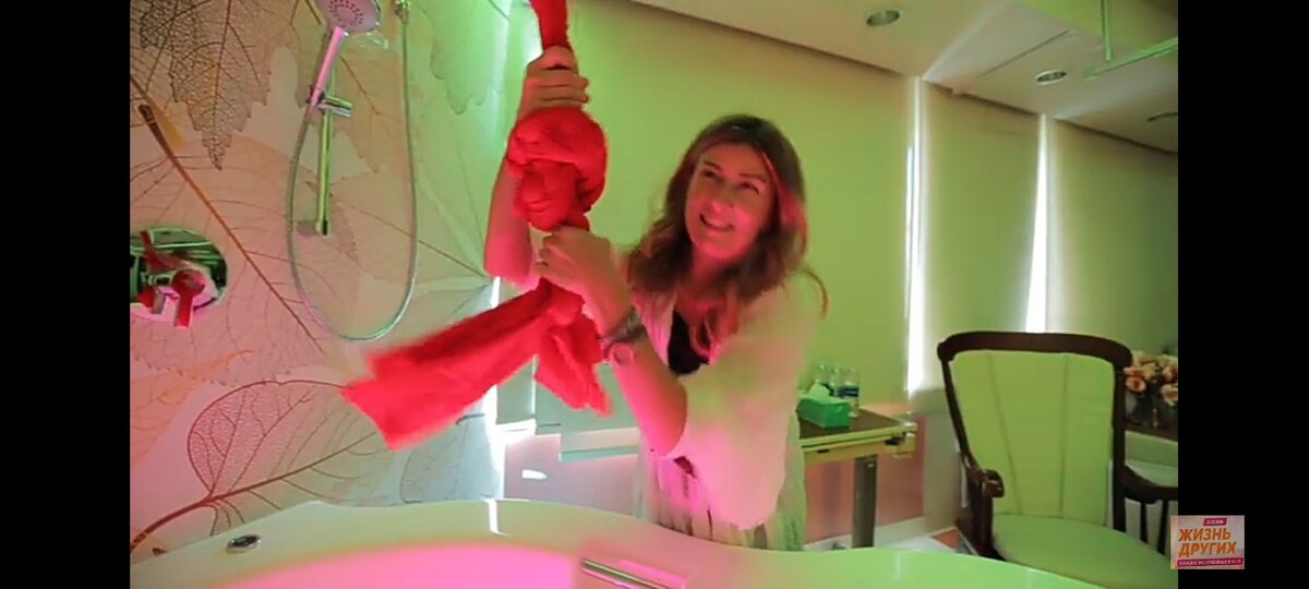 Скриншот видео. Родовая палата. 