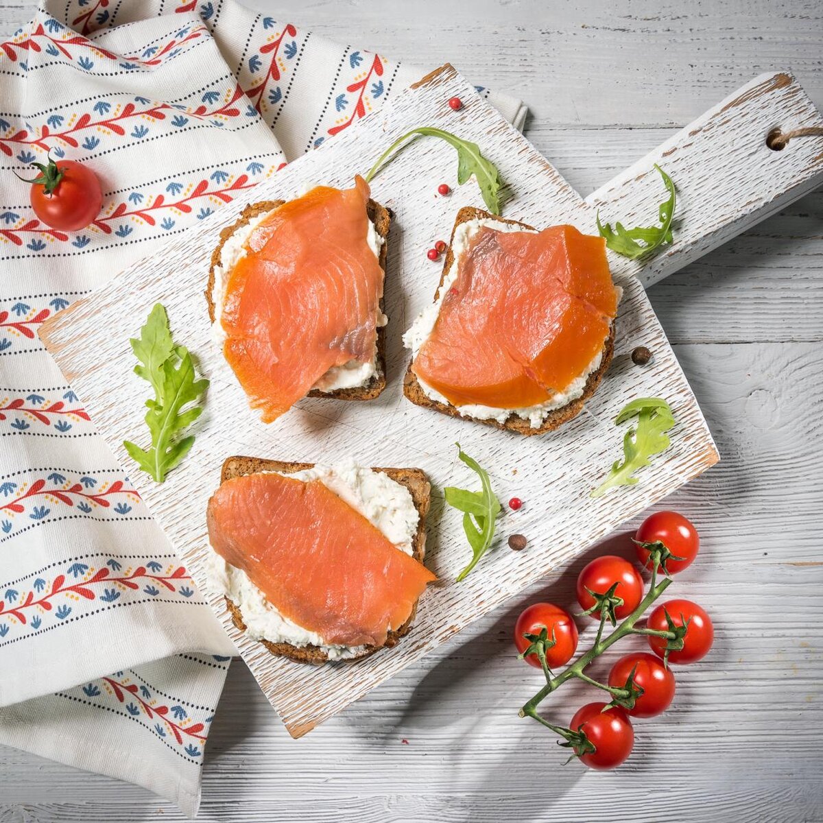 Тосты с творожным сыром и "Своей рыбкой" на завтрак